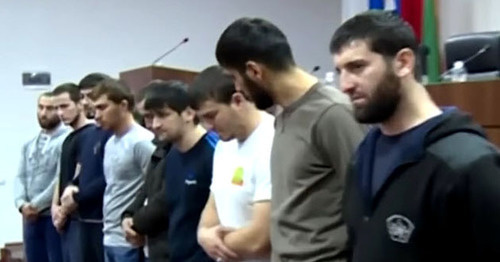 Молодые люди, которые собирались совершить покушение на Кадырова. Грозный, 2 ноября 2015 г. Кадр из видео пользователя БИЗНЕС Online https://www.youtube.com/watch?v=fYZYPzFovIU