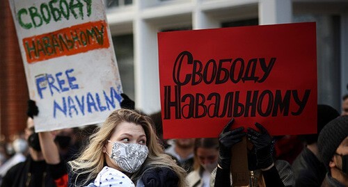 Плакаты участников акции в поддержку Навального. Абстрактная иллюстрация. Фото: REUTERS/Henry Nicholls