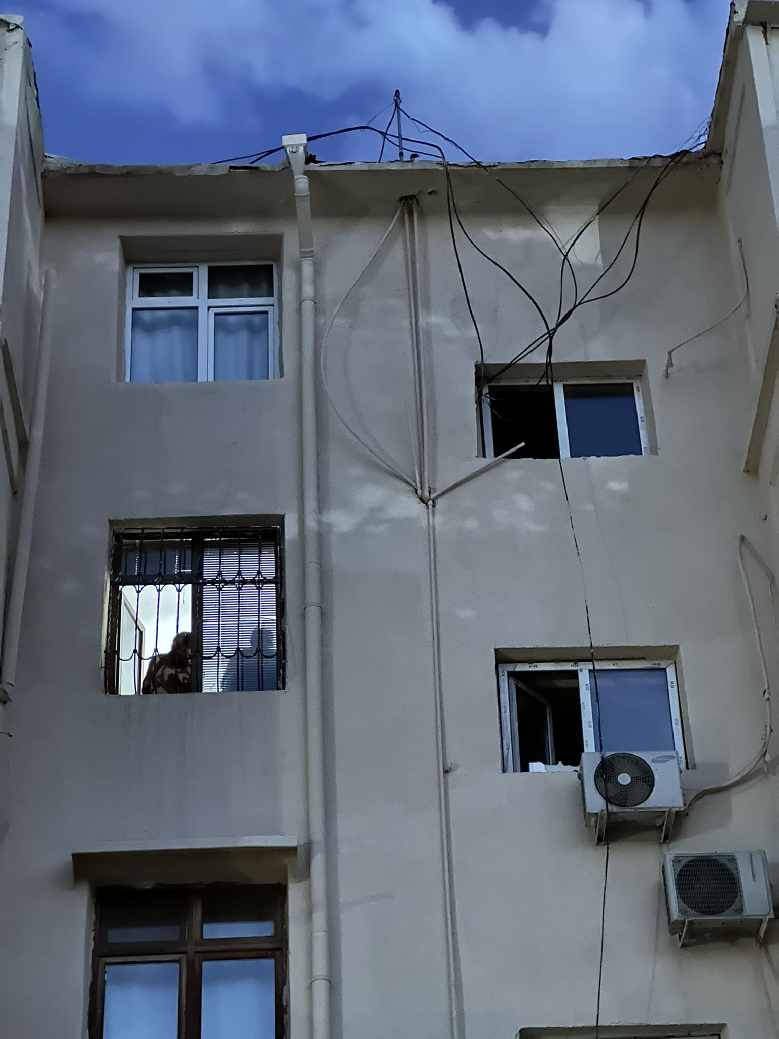 Окна офиса Ибадоглу, где проходил обыск. Фото Мейдан ТВ