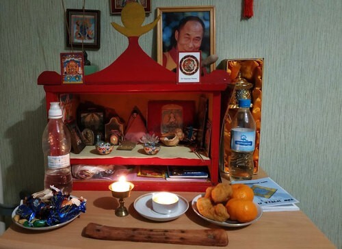 Алтарь в калмыцкой семье в день празднования Зул. Элиста, 10 декабря 2020 года. Фото Бадмы Бюрчиева для "Кавказского узла"