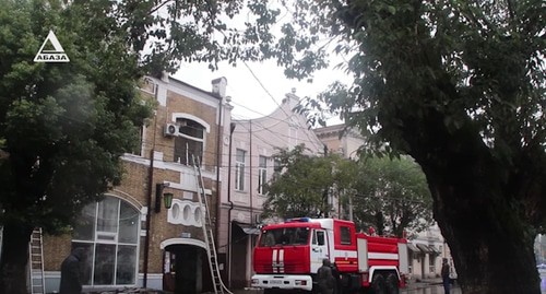 Пожарный автомобиль рядом со зданием картинной галереи в Сухуме, стоп-кадр видео: "Телекомпания Абаза-ТВ" https://www.youtube.com/watch?v=4v47njPFbpY&t=7s