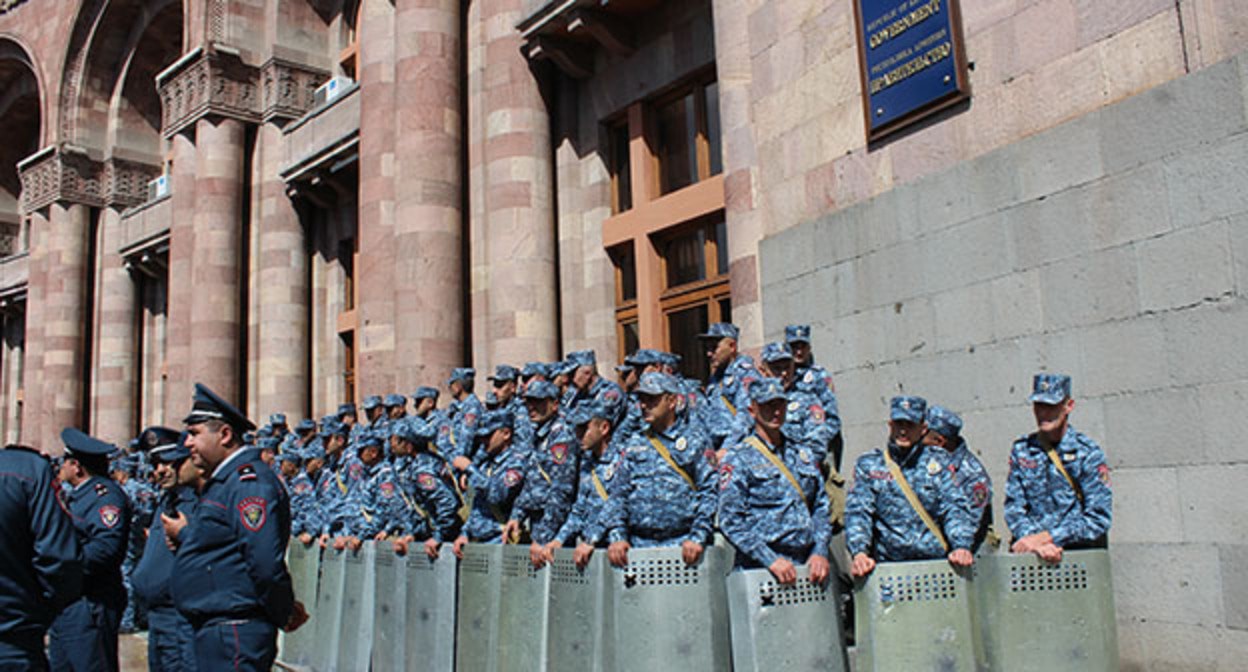 Сотрудники полиции во время акции протеста. Ереван, май 2024 г. Фото Тиграна Петросяна для "Кавказского узла"