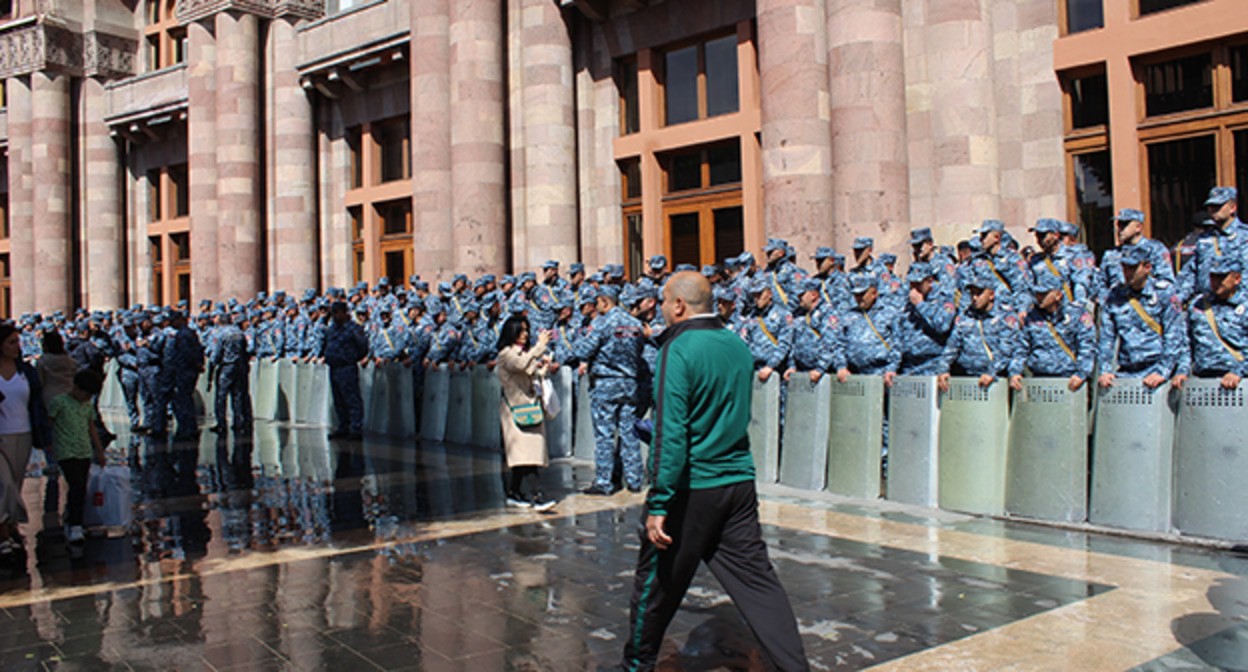 Сотрудники полиции во время акции. Ереван, май 2024 г. Фото Тиграна Петросян для "Кавказского узла"