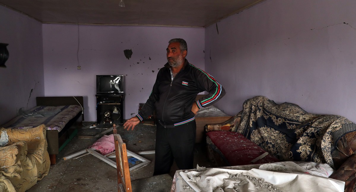 Житель села в пострадавшем от артобстрела доме