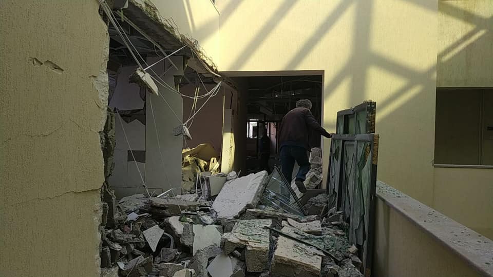 Частично разрушенный роддом в Степанакерте, 28 октября 2020 года. Фото МИД Нагорного Карабаха, https://www.facebook.com/mfankr/photos/pcb.3520231274700741/3520329328024269.