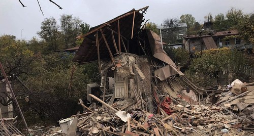 Снаряд полностью разрушил дом в частном жилом квартале Степанакерта. Фото Алвард Григорян для "Кавказского узла"